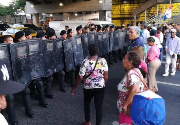 Durante una manifestación, los jubilados fueron rociados con gas pimienta.
