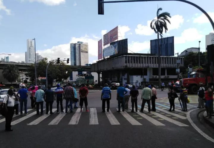 Jubilados cerraron en la plaza 5 de Mayo.