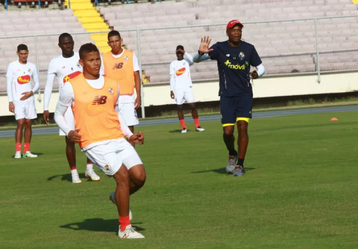 Julio Dely durante uno de los microcilos de la selección nacional. Foto Anayansi Gamez