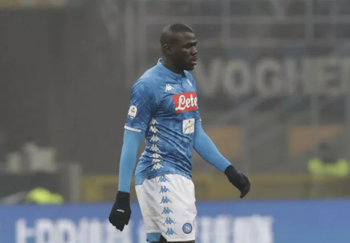 Kalidou Koulibaly sale expulsado. Foto AP