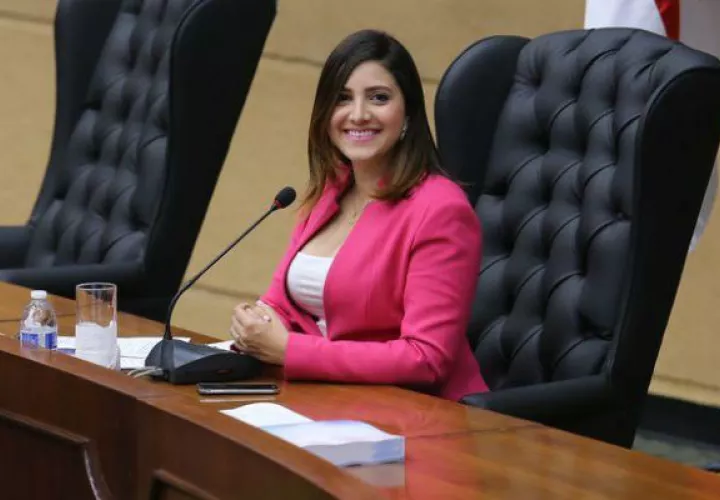 Katleen Levy es abucheada en Pacora: "Que se vaya, no la queremos por mentirosa". Foto: Panamá América.