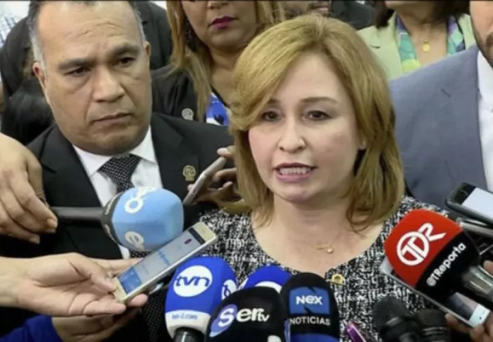 Cuestionan a la procuradora Kenia Porcell  y el secretario general Rolando Rodríguez