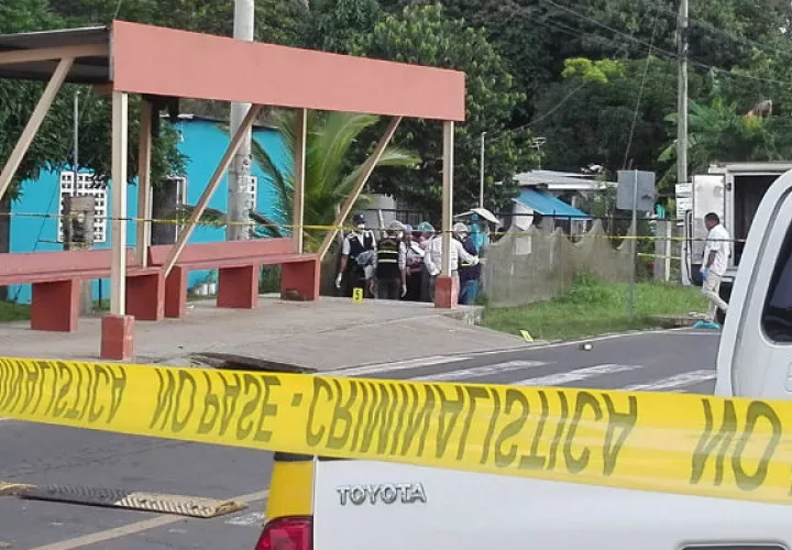 De La Cruz, caminaba por la acera cuando fue interceptado por un sujeto, el cual le disparó en La Chorrera.