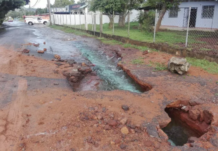 La rotura de una tubería de conducción de agua potable afecta a los residentes en La Chorrera.