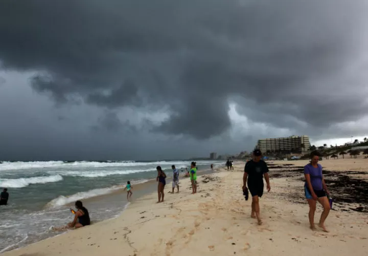 La depresión tropical 14 Michael se moviliza hacia Florida por el Golfo de México. EFE