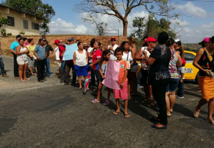 En los 64 días de este año, la comunidad ha registrado 81 apagones, indicó Miguel Ramos. Residente en Potrero Grande.