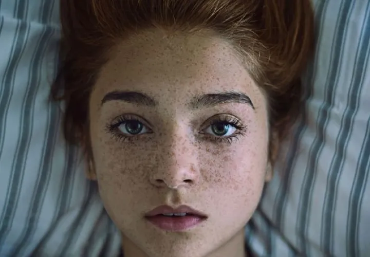 Las pecas cada vez gustan más, aunque quienes las poseen de forman natural luchan, como pueden, para camuflarlas a diario.  foto: web