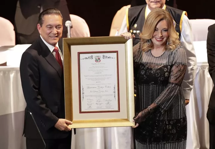 Laurentino "Nito" Cortizo recibe el acta de credencial como el presidente electo de Panamá. Foto EFE