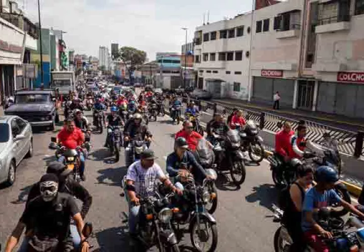 Seguidores del presidente venezolano Nicolás Maduro participan en una caravana de apoyo. FOTO/EFE