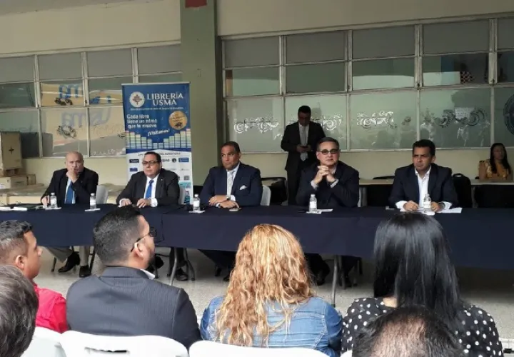 Varios precandidatos independientes coincidieron en foro en la Usma, moderado por el periodista Fernando Correa. /Foto Twitter