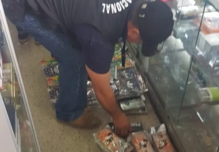 Entre los productos que se sospecha son falsificaciones de las marcas reales, se encuentran celulares, cargadores de móviles, juegos de videos, relojes y otros equipos electrónicos. Foto/Diómedes Sánchez