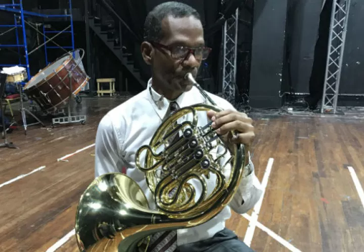 El profesor Luis García ha dirigido más de 12 bandas escolares  por más de 30 años. /Foto Elisinio González
