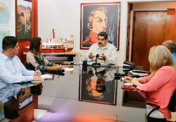 Nicolás Maduro (c) en una reunión de gobierno en Caracas. EFE.