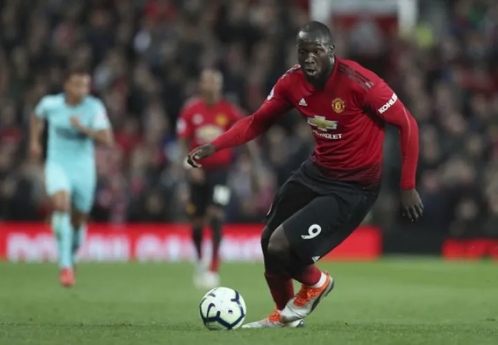 Romelo Lukaku, delantero del Manchester United, conduce un contragolpe. Foto AP