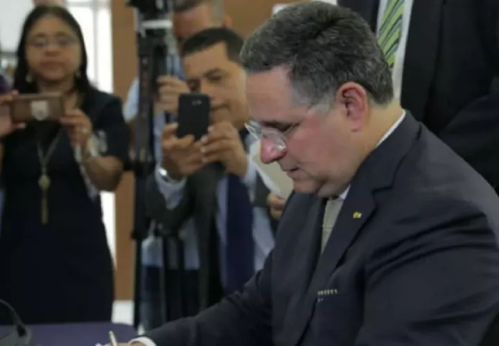 Ameglio pide un áudito forense externo para el proceso de revisión de firmas que ha cumplido el  Tribunal Electoral.  Cortesía