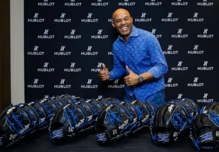 Los relojes vendrán con una firma de Mariano Rivera en un guante de béisbol.