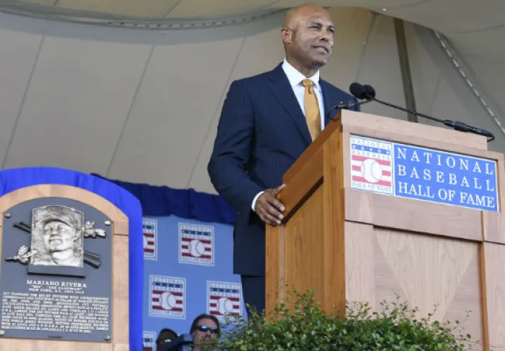 Mariano Rivera en su discurso al ser inducido al Salón de la Fama.  AP