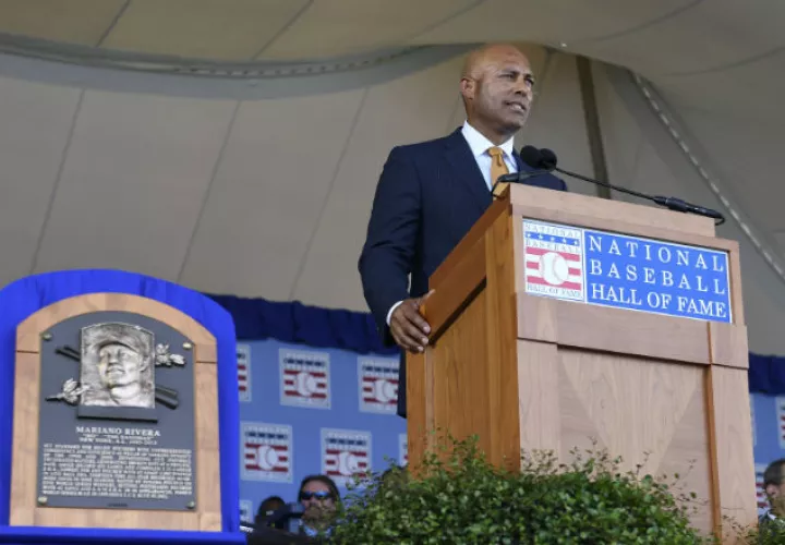 Mariano Rivera da su discurso durante la ceremonia de inducción al Salón de la Fama. Foto AP