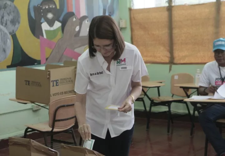 Al no poder ejercer su derecho al voto su esposo, Marta de Martinelli fue a dar "su cara" en los comicios de ayer, recorriendo los centros de votación. /Foto Víctor Arosemena