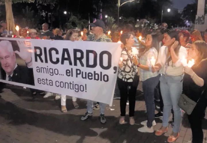 Vigilias y protestas han efectuado seguidores y familiares del expresidente Ricardo Martinelli exigiendo su libertad.