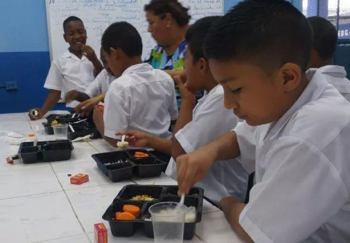 El Estado tiene que suplir la alimentación de los estudiantes. 