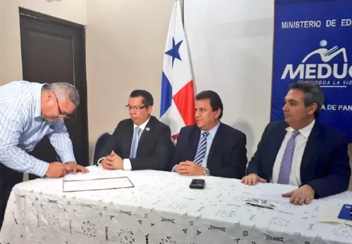 En la mesa bilateral participó la dirigencia del Meduca con la mediación de la Defensoría del Pueblo. 