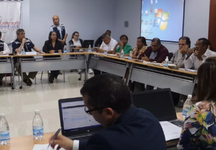 La cuarta mesa en la gestión del ministro Ricardo Pinzón se dio ayer en la Defensoría del Pueblo.  Cortesía