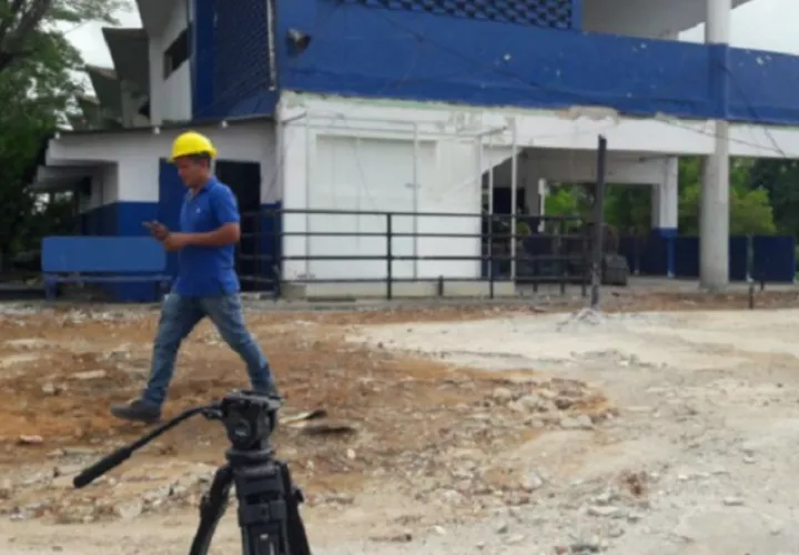 Los trabajos en escuelas provocan que estudiantes se expongan en lugares no aptos para dar clases. Archivo
