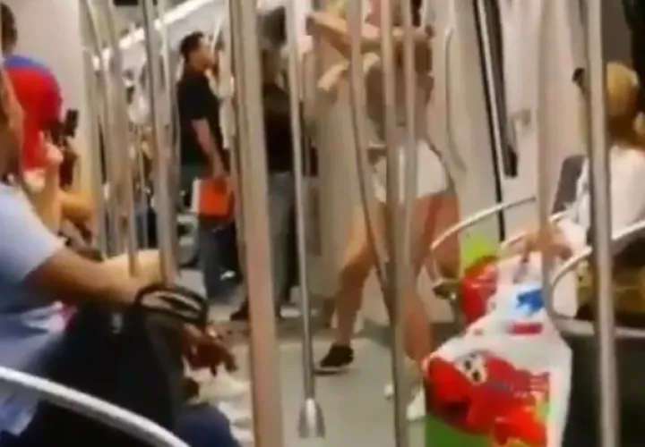 Chicas 'encienden' con su baile en el Metro y provocan críticas en redes sociales. Foto: Panamá América.