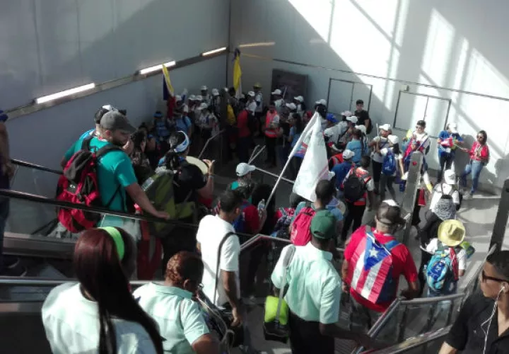 Peregrinos se toman estaciones de la Línea 1 del Metro de Panamá. Foto: Panamá América.
