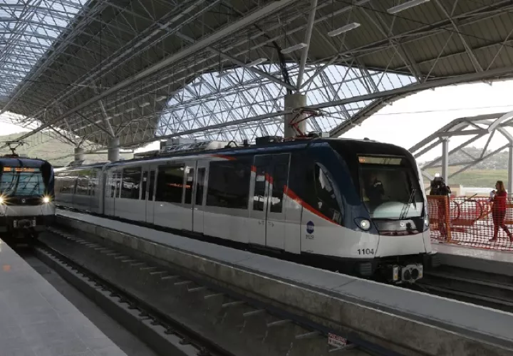 Tres dispositivos de frenado de urgencia se activaron tras caída de adulto mayor en andén del Metro de Panamá.   