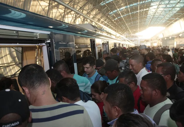 La Estación San Miguelito presenta problema de aglomeración desde la inauguración de la Línea 2. Foto Víctor Arosemena