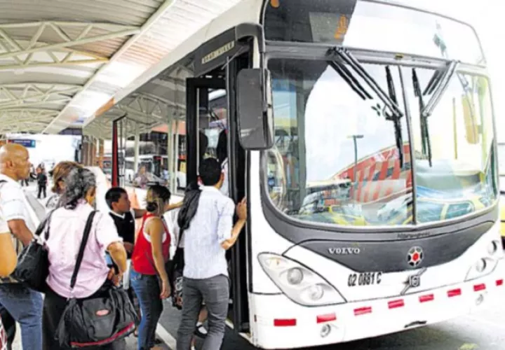 El rutero de los buses hay un sistema alfanumérico, es decir, se mantendrá en letras la ruta para la cual se dirige el bus.
