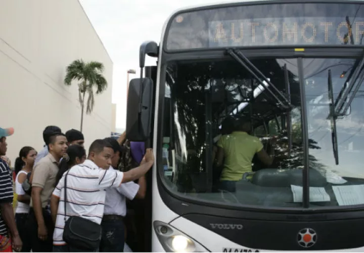 Usuarios del transporte  se quejan por la frecuencia irregular de los metrobuses.