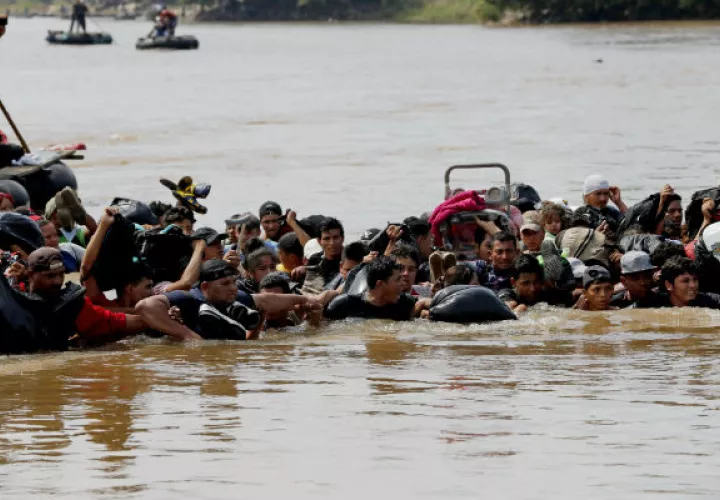 Integrantes de la segunda caravana de migrantes, en su mayoría hondureños, cruzan a pie el río Suchiate. EFE