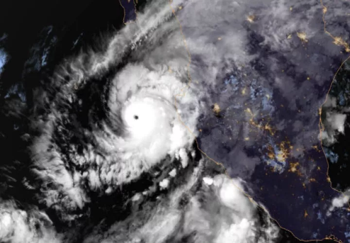 Esta imagen proporcionada por NOAA, muestra el huracán Willa en el Pacífico oriental, en un camino para estrellarse contra la costa occidental de México. AP