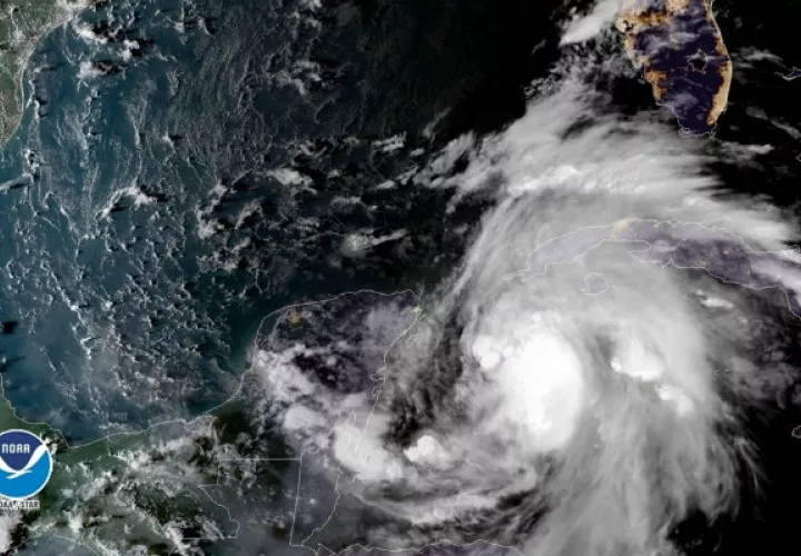 Una vista de la tormenta tropical Michael, abajo a la derecha, agitándose mientras se dirige hacia el Panhandle de Florida. AP