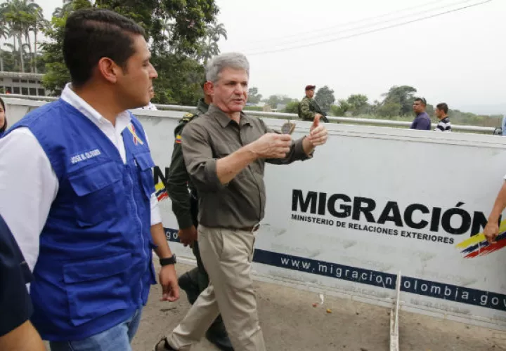 El senador estadounidense Michael McCaul (c) en visita al puente internacional Simón Bolívar, en la frontera entre Cúcuta (Colombia) y Venezuela. Foto: EFE.