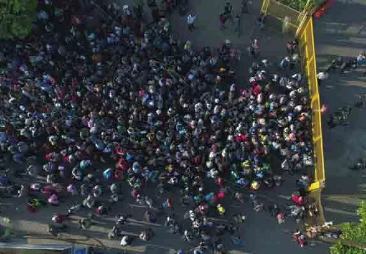 Les siguen los pasos otros 2,000 migrantes, también mayoritariamente hondureños, que ingresaron al país el 29 de octubre y que aún están en el fronterizo estado de Chiapas. FOTO/AP