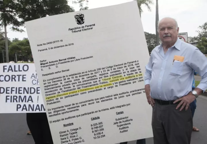 Miguel Antonio Bernal mostró orden del Tribunal Electoral para hacerle una auditoría. Víctor Arosemena