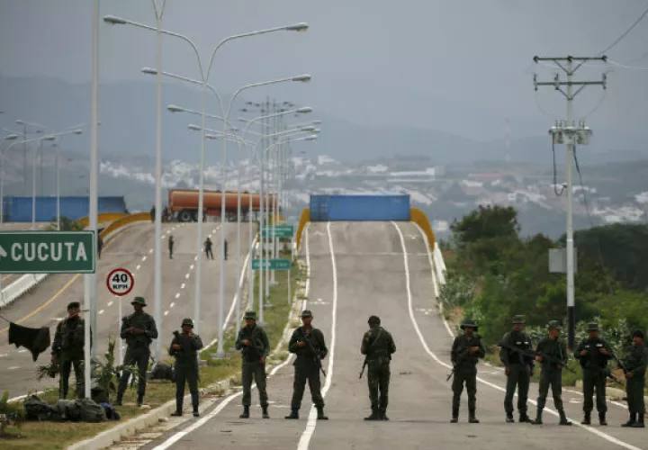 Militares venezolanos apostados en el paso de Tienditas. Foto: AP. 