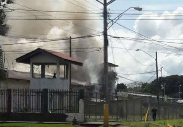 El cuartel de David fue incendiado en octubre de 2017 por detenidos que se oponían al traslado a la nueva cárcel de Chiriquí. Archivo