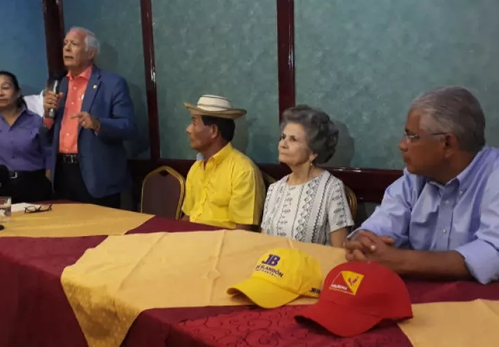 Reunión entre fundadores del partido y el candidato José Blandón. Foto: Víctor Arosemena