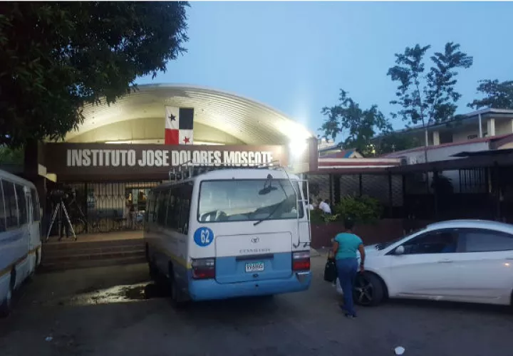 Los docentes y estudiantes llevan tres semanas en paro exigiendo seguridad y mejoras en la infraestructura.