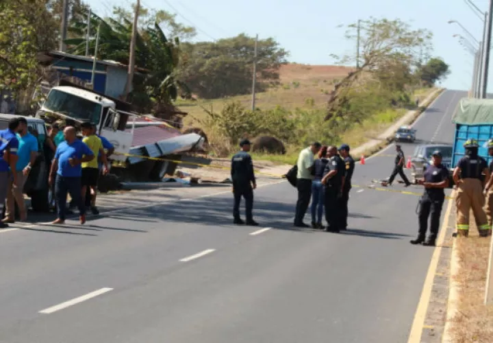  Los vehículos arrollados por el camión estaban detenidos en la vía. Foto: Thays Domínguez.