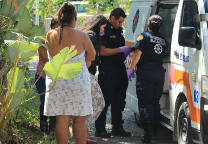 Bomberos les dieron los primeros auxilios a las mujeres. Foto: José Vásquez. 