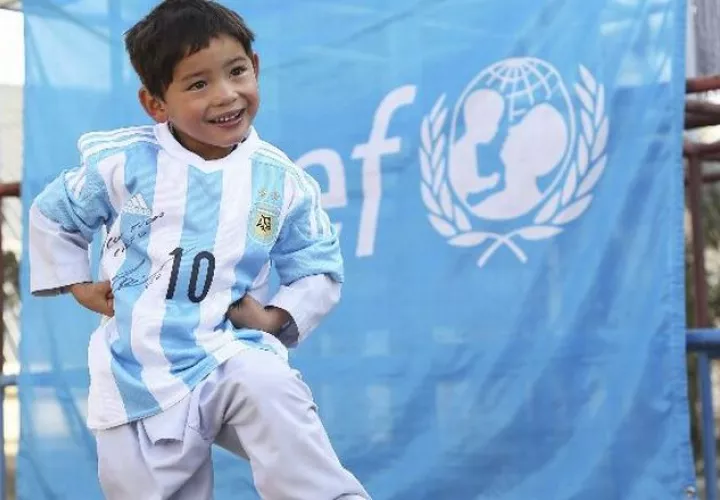 Murtaza con la camiseta que Messi le regaló. Foto EFE