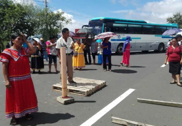 Los manifestantes de la comarca Ngäbe Buglé se mantienen en la vía en espera de una autoridad. @grupoelite507