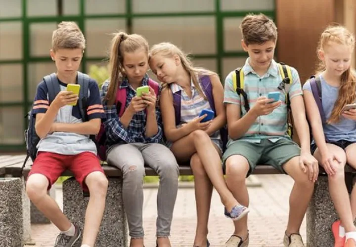 Aquellos niños que acostumbran a pasar horas usando el celular, por lo general muestran ansiedad mientras están en el colegio.