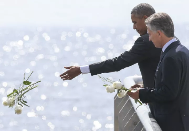 Ofrenda floral en honor a las víctimas de la última dictadura militar. Foto/ EFE